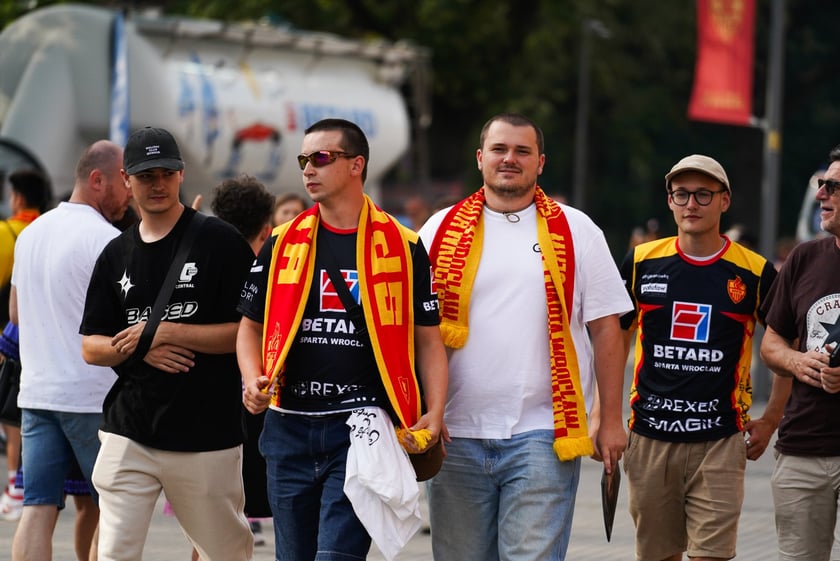 Kibice podczas meczu żużlowego Betard Sparta Wrocław - Motor Lublin na Stadionie Olimpijskim we Wrocławiu - 9 sierpnia 2024 r.