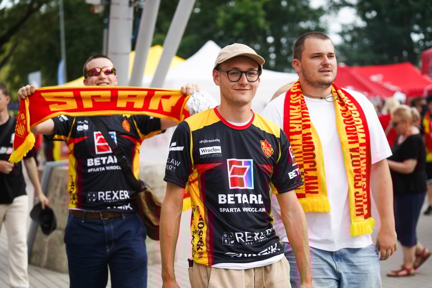 Kibice podczas meczu żużlowego Betard Sparta Wrocław - Motor Lublin na Stadionie Olimpijskim we Wrocławiu - 9 sierpnia 2024 r.