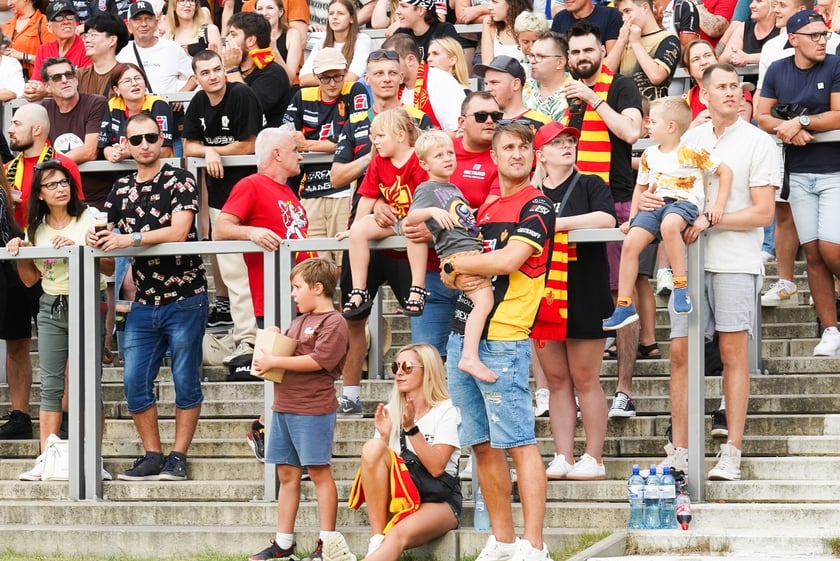 Kibice podczas meczu żużlowego Betard Sparta Wrocław - Motor Lublin na Stadionie Olimpijskim we Wrocławiu - 9 sierpnia 2024 r.