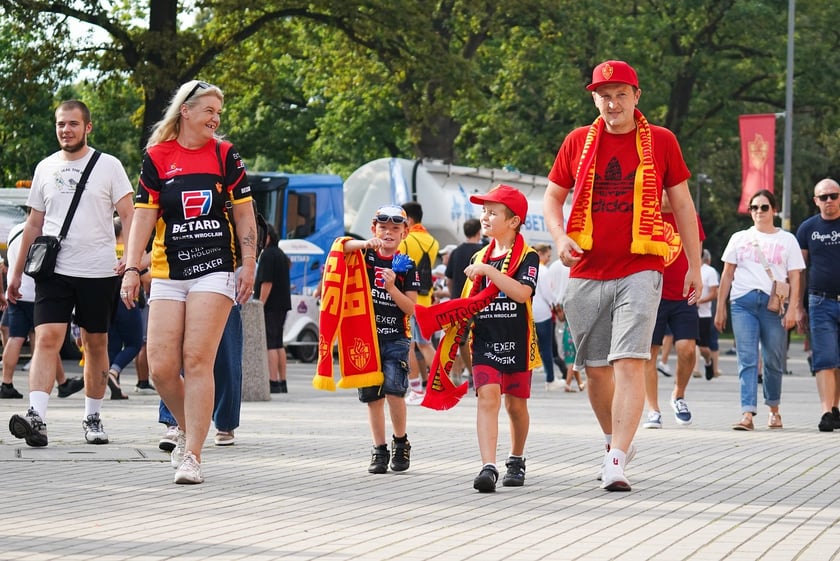 Kibice podczas meczu żużlowego Betard Sparta Wrocław - Motor Lublin na Stadionie Olimpijskim we Wrocławiu - 9 sierpnia 2024 r.