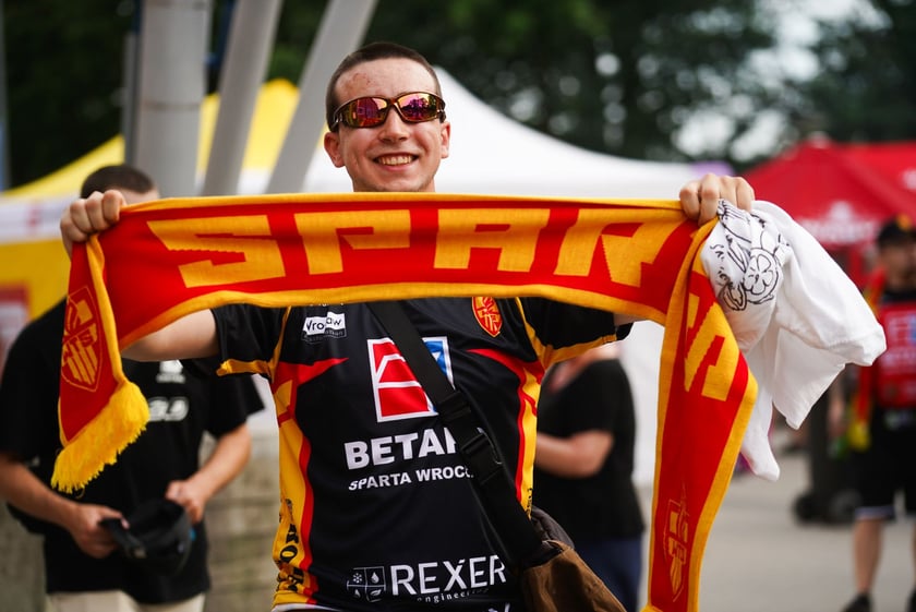 Kibice podczas meczu żużlowego Betard Sparta Wrocław - Motor Lublin na Stadionie Olimpijskim we Wrocławiu - 9 sierpnia 2024 r.