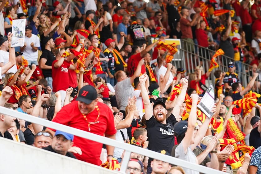 Kibice podczas meczu żużlowego Betard Sparta Wrocław - Motor Lublin na Stadionie Olimpijskim we Wrocławiu - 9 sierpnia 2024 r.