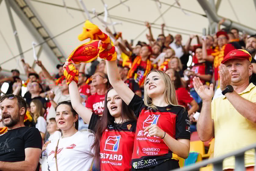 Kibice podczas meczu żużlowego Betard Sparta Wrocław - Motor Lublin na Stadionie Olimpijskim we Wrocławiu - 9 sierpnia 2024 r.