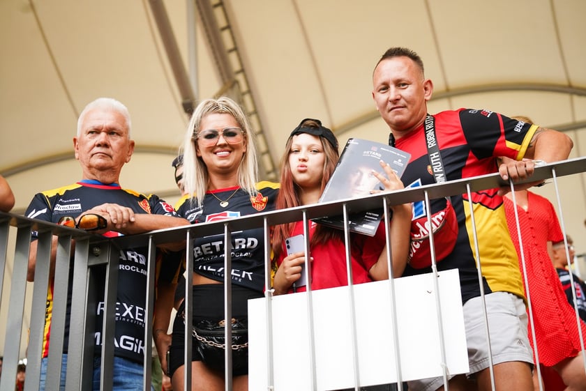 Kibice podczas meczu żużlowego Betard Sparta Wrocław - Motor Lublin na Stadionie Olimpijskim we Wrocławiu - 9 sierpnia 2024 r.