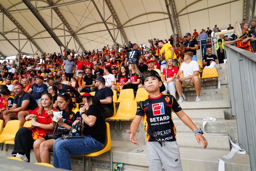Kibice podczas meczu żużlowego Betard Sparta Wrocław - Motor Lublin na Stadionie Olimpijskim we Wrocławiu - 9 sierpnia 2024 r.