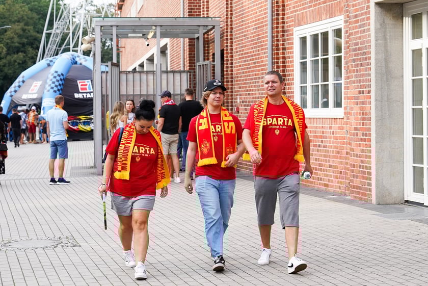 Kibice podczas meczu żużlowego Betard Sparta Wrocław - Motor Lublin na Stadionie Olimpijskim we Wrocławiu - 9 sierpnia 2024 r.