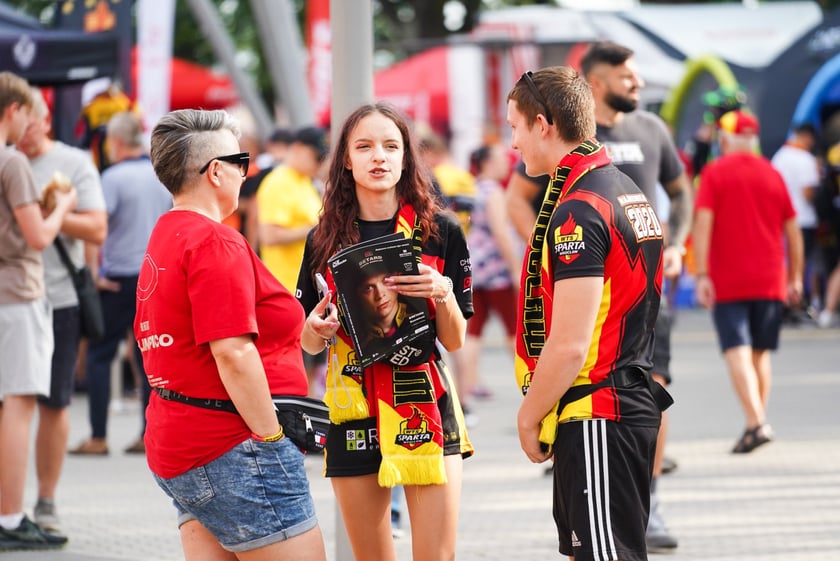 Kibice podczas meczu żużlowego Betard Sparta Wrocław - Motor Lublin na Stadionie Olimpijskim we Wrocławiu - 9 sierpnia 2024 r.