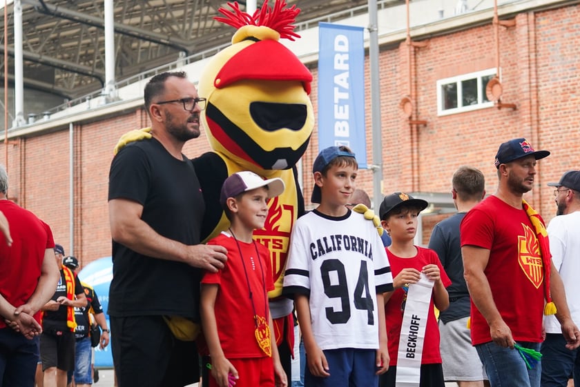 Kibice podczas meczu żużlowego Betard Sparta Wrocław - Motor Lublin na Stadionie Olimpijskim we Wrocławiu - 9 sierpnia 2024 r.