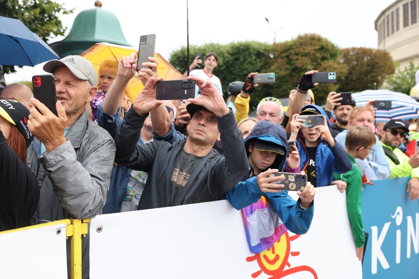 Zawodnicy i kibice na starcie 82. Tour de Pologne przy Hali Stulecia