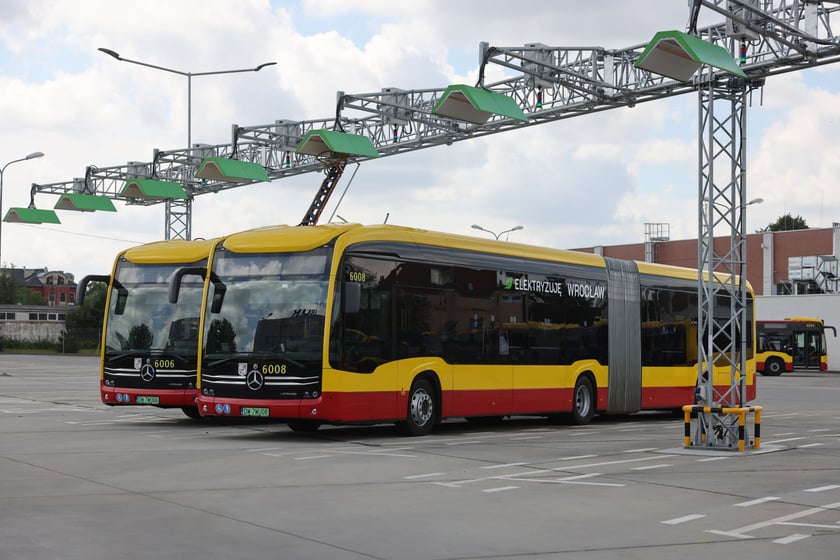 Powiększ obraz: Elektryczne autobusy eCitaro na zajezdni autobusowej Obornicka