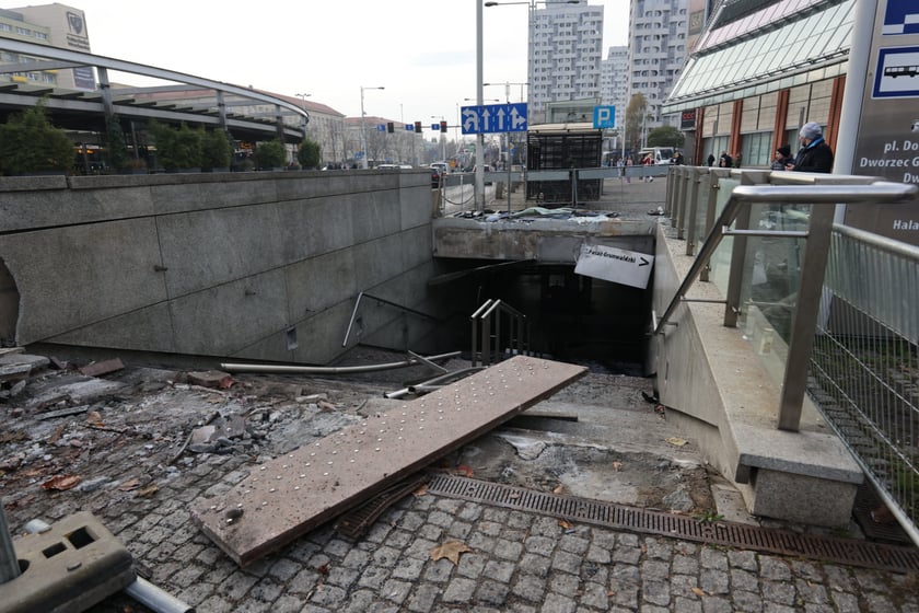 Wypadek na Rondzie Reagana we Wrocławiu. Do tragedii doszło w niedzielę wieczorem - autobus wjechał w wejście do przejścia podziemnego.  Zginął kierowca autobusu.