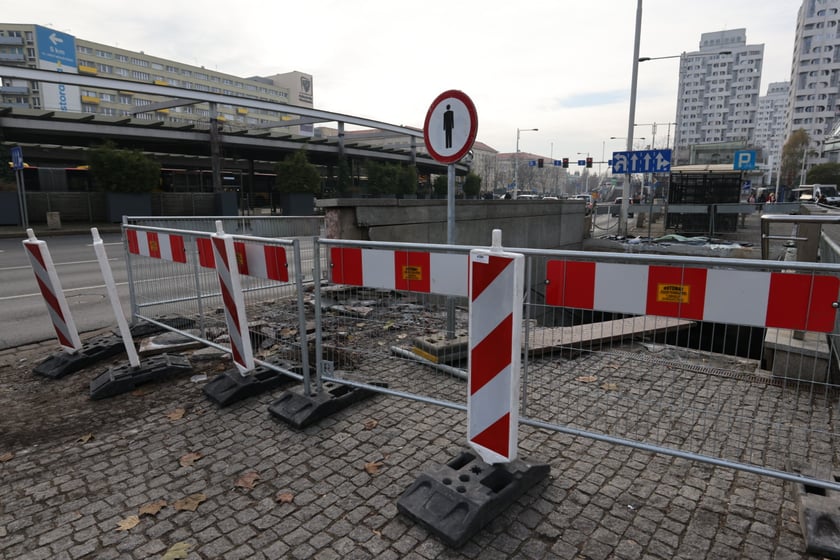 Wypadek na Rondzie Reagana we Wrocławiu. Do tragedii doszło w niedzielę wieczorem - autobus wjechał w wejście do przejścia podziemnego.  Zginął kierowca autobusu.