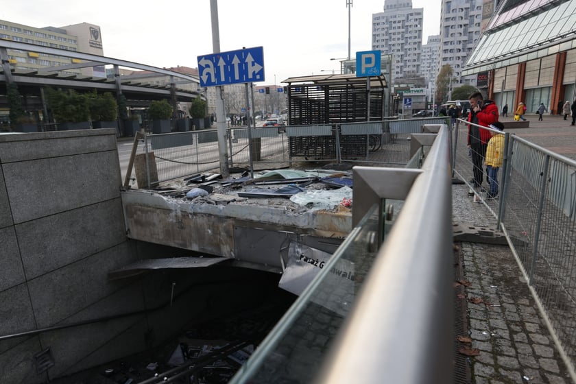 Wypadek na Rondzie Reagana we Wrocławiu. Do tragedii doszło w niedzielę wieczorem - autobus wjechał w wejście do przejścia podziemnego.  Zginął kierowca autobusu.