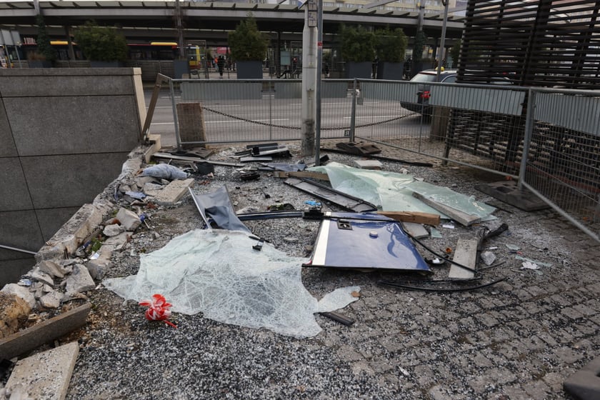 Wypadek na Rondzie Reagana we Wrocławiu. Do tragedii doszło w niedzielę wieczorem - autobus wjechał w wejście do przejścia podziemnego.  Zginął kierowca autobusu.