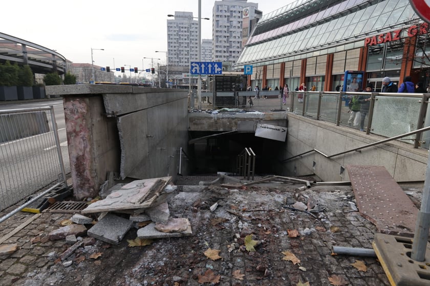 Wypadek na Rondzie Reagana we Wrocławiu. Do tragedii doszło w niedzielę wieczorem - autobus wjechał w wejście do przejścia podziemnego.  Zginął kierowca autobusu.