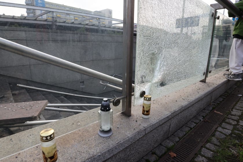 Wypadek na Rondzie Reagana we Wrocławiu. Do tragedii doszło w niedzielę wieczorem - autobus wjechał w wejście do przejścia podziemnego.  Zginął kierowca autobusu.