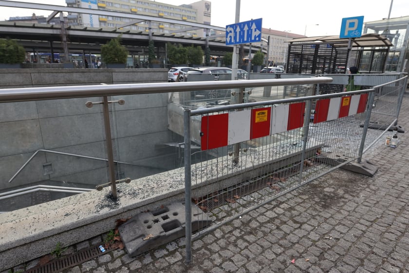 Wypadek na Rondzie Reagana we Wrocławiu. Do tragedii doszło w niedzielę wieczorem - autobus wjechał w wejście do przejścia podziemnego.  Zginął kierowca autobusu.