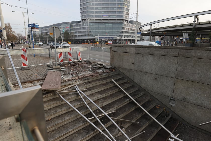 Wypadek na Rondzie Reagana we Wrocławiu. Do tragedii doszło w niedzielę wieczorem - autobus wjechał w wejście do przejścia podziemnego.  Zginął kierowca autobusu.