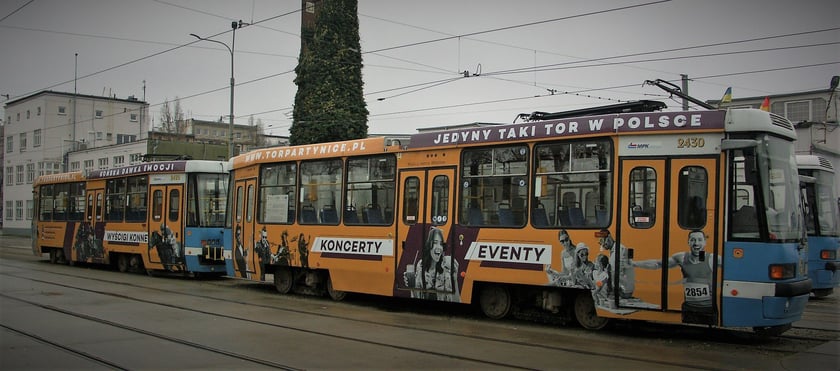 Tramwaj MPK Wrocław promujący Wrocławski Tor Wyścigów Konnych - Partynice