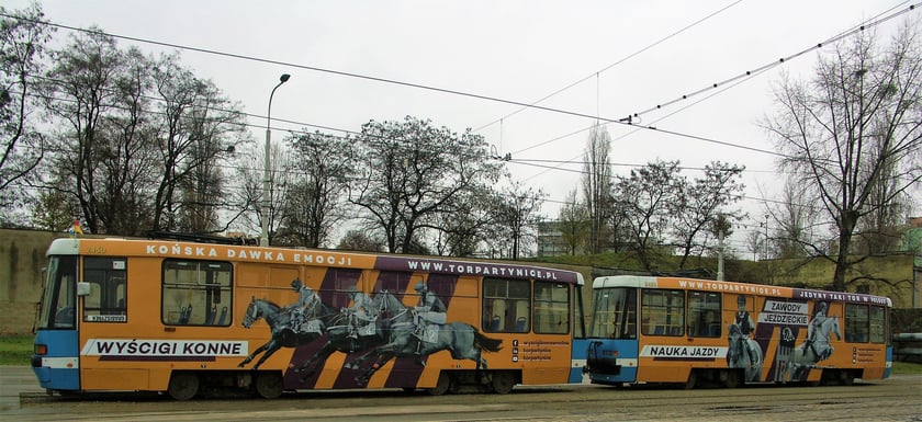 Tramwaj MPK Wrocław promujący Wrocławski Tor Wyścigów Konnych - Partynice