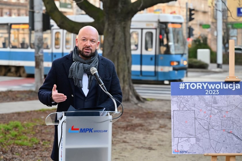 Jacek Sutryk, prezydent Wrocławia, konferencja MPK, podsumowująca i zapowiadająca #TORYwolucję