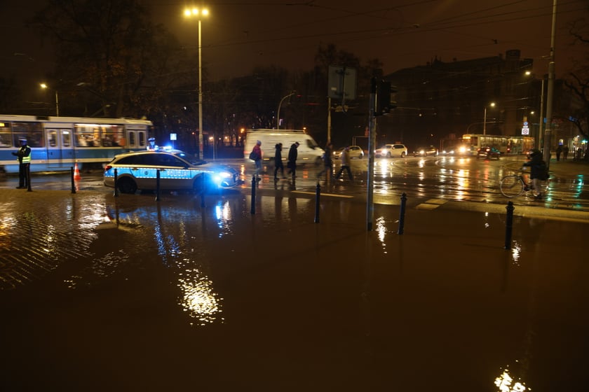 Awaria wodociagu na ul. Podwale we Wrocławiu - 23 stycznia 2023 r.