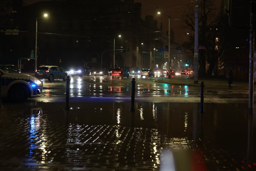 Awaria wodociagu na ul. Podwale we Wrocławiu - 23 stycznia 2023 r.