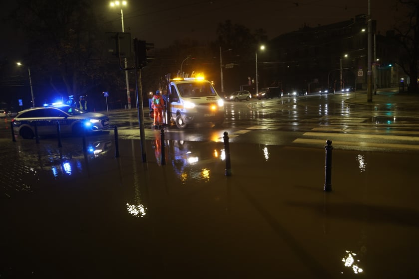 Awaria wodociagu na ul. Podwale we Wrocławiu - 23 stycznia 2023 r.