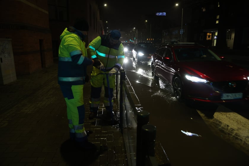 Awaria wodociagu na ul. Podwale we Wrocławiu - 23 stycznia 2023 r.