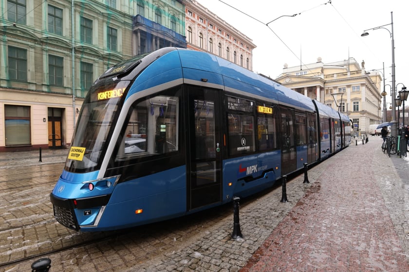 Konferencja MPK Wrocław na temat Torywolucji 2023 w tramwaju na placu Teatralnym