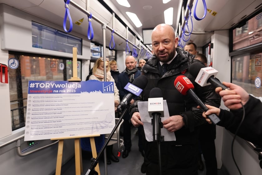 Konferencja MPK Wrocław na temat Torywolucji 2023 w tramwaju na placu Teatralnym