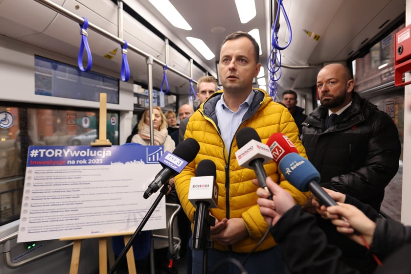 Konferencja MPK Wrocław na temat Torywolucji 2023 w tramwaju na placu Teatralnym