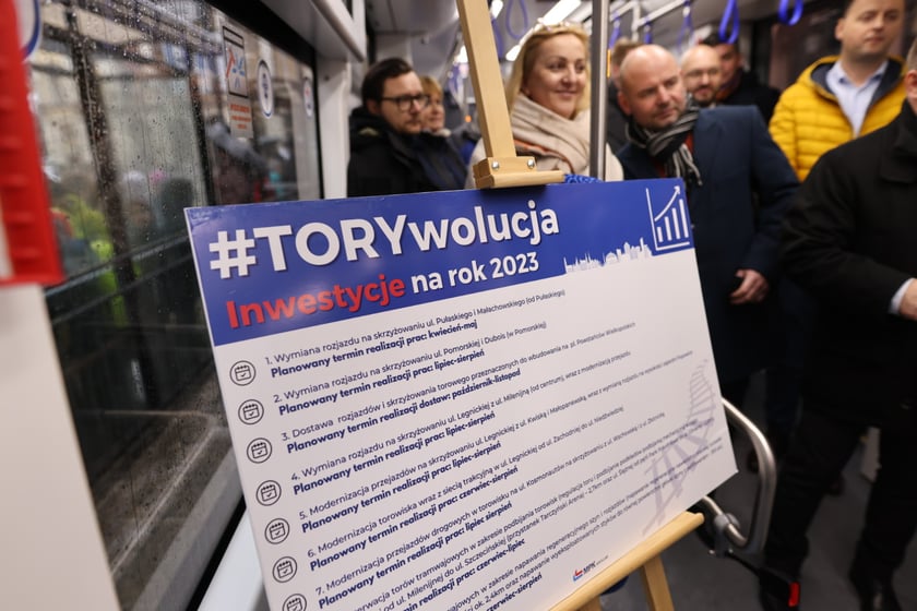 Konferencja MPK Wrocław na temat Torywolucji 2023 w tramwaju na placu Teatralnym