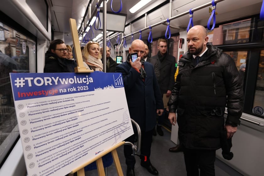 Konferencja MPK Wrocław na temat Torywolucji 2023 w tramwaju na placu Teatralnym