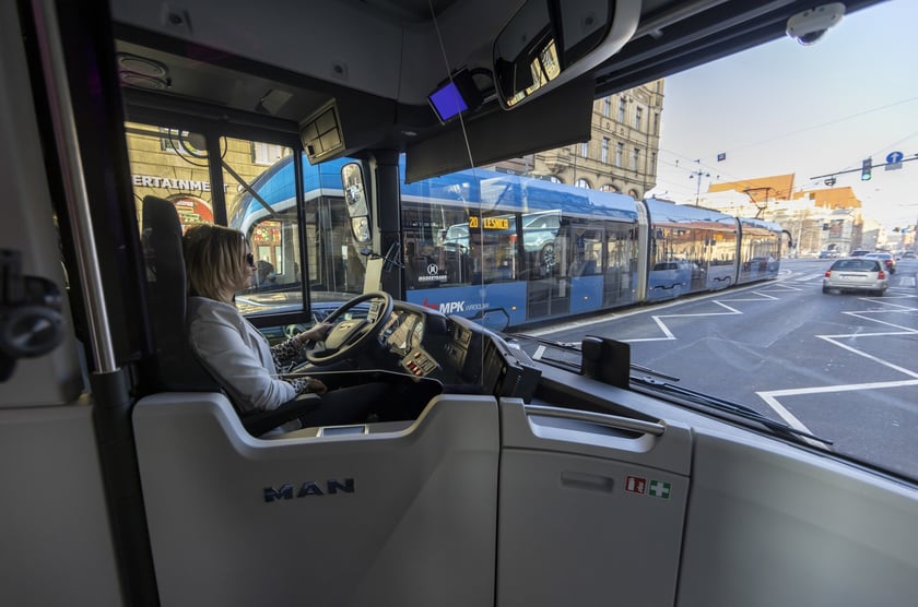 Wrocław testuje kolejny ekologiczny autobus na liniach aglomeracyjnych. Elektryczny MAN Lion?s City wyjedzie na ulice już w najbliższą sobotę (11 lutego).