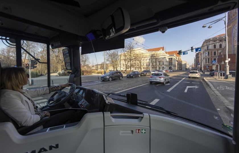 Wrocław testuje kolejny ekologiczny autobus na liniach aglomeracyjnych. Elektryczny MAN Lion?s City wyjedzie na ulice już w najbliższą sobotę (11 lutego).
