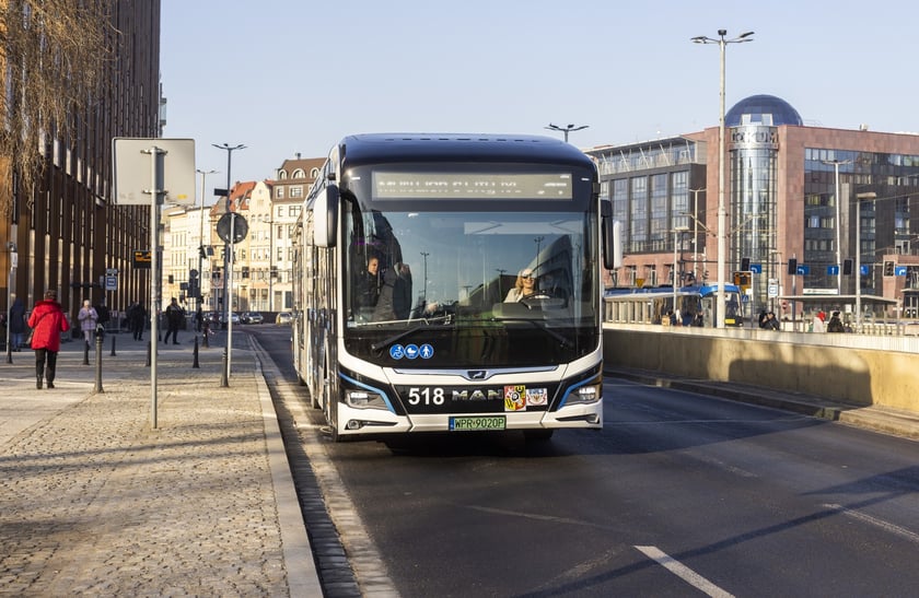 Wrocław testuje kolejny ekologiczny autobus na liniach aglomeracyjnych. Elektryczny MAN Lion?s City wyjedzie na ulice już w najbliższą sobotę (11 lutego).