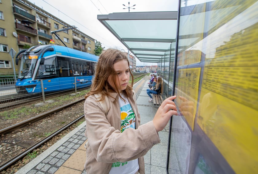 Nauczyciele i opiekunowie zorganizowanych grup uczni&oacute;w i wychowank&oacute;w wrocławskich szk&oacute;ł i plac&oacute;wek oświatowych, korzystających z przejazdu środkami komunikacji zbiorowej, celem udziału w zajęciach lekcyjnych realizowanych w przestrzeni miejskiej, zawodach sportowych lub innych zajęciach edukacyjno-wychowawczych.
Podpisana przez dyrektora szkoły/plac&oacute;wki karta wycieczki zawierająca listę nauczycieli/wychowawc&oacute;w/opiekun&oacute;w wraz z celem i trasą przejazdu.