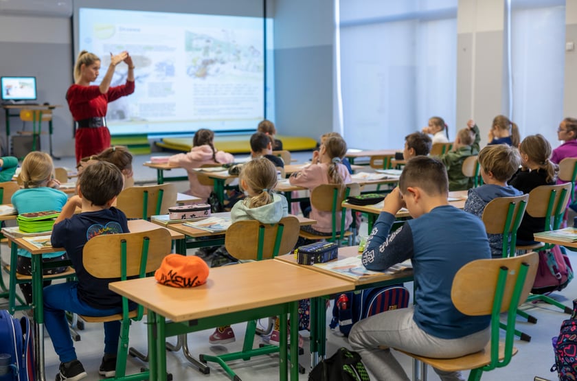 Uczniowie posiadający orzeczenie publicznej poradni psychologiczno-pedagogicznej o potrzebie kształcenia specjalnego, uczący się w szkołach i plac&oacute;wkach na terenie Wrocławia, określonych w ustawie o systemie oświaty oraz osoby opiekujące się nimi w czasie przejazdu lub podr&oacute;żujące po nie, albo po ich odwiezieniu do szkoły, zakładu opieki zdrowotnej, ośrodka rehabilitacji, innej plac&oacute;wki szkolnej lub ochrony zdrowia.
Co jest potrzebne do takich przejazd&oacute;w?&nbsp;Legitymacja szkolna wraz orzeczeniem publicznej poradni psychologiczno-pedagogicznej o potrzebie kształcenia specjalnego.
&nbsp;