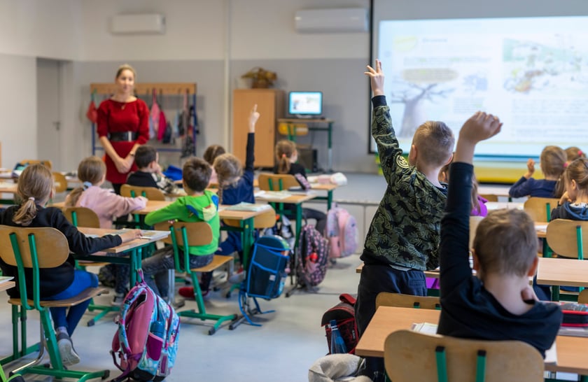 Dzieci do zakończenia roku kalendarzowego, w kt&oacute;rym ukończyły 7. rok życia.
Wymagane są dokumenty urzędowe dziecka lub rodzic&oacute;w (opiekun&oacute;w) umożliwiające stwierdzenie wieku dziecka, np. dow&oacute;d osobisty.
Dzieci ze szk&oacute;ł podstawowych oraz młodzież licalana za okazaniem ważnej legitymacji szkolnej.