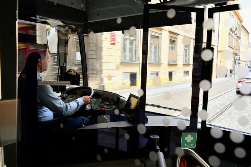 W czerwcu 2022 r. elektrycznego Mercedesa testowało wrocławskie MPK.