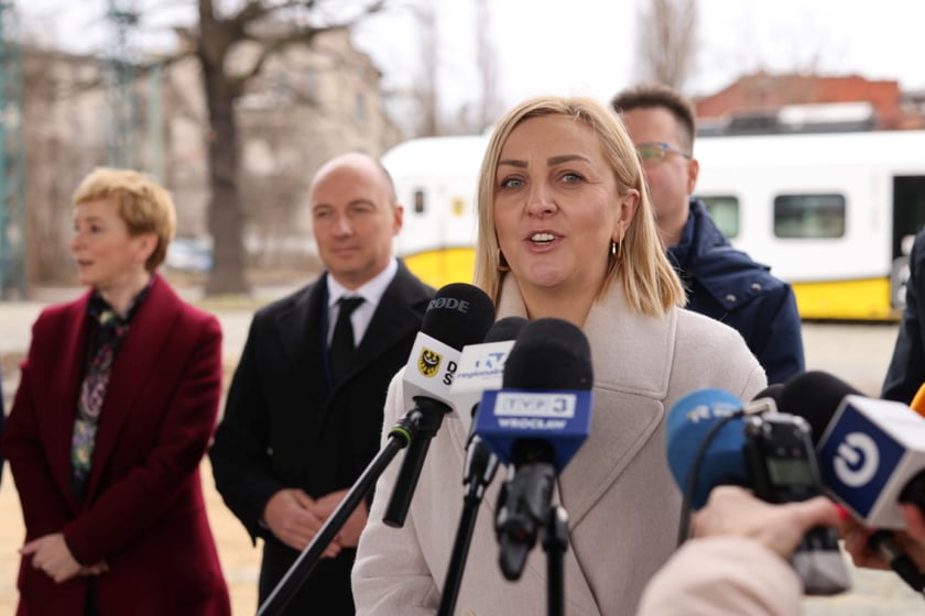 Dyrektorka Wydziału Transportu Urzędu Miejskiego Wrocławia Paulina Tyniec-Piszcz podczas konferencji poprzedzającej podpisanie porozumienia o reaktywacji dworca Świebodzkiego.