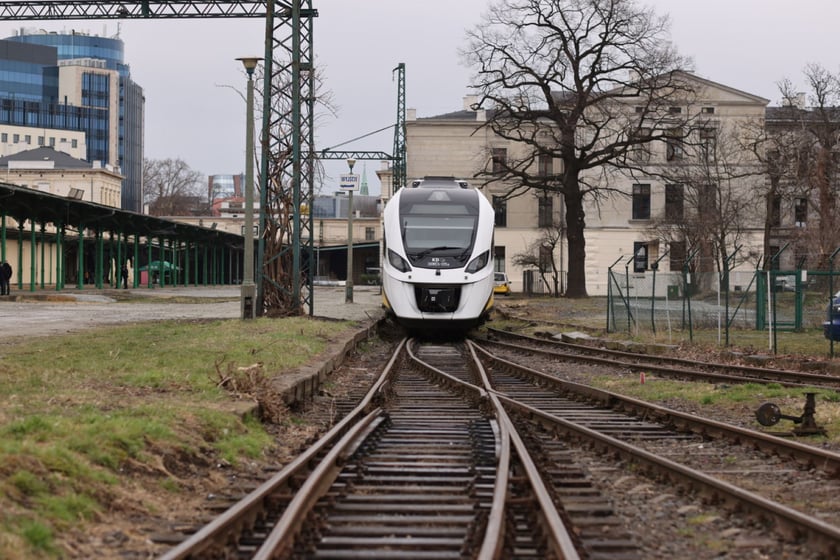 Regularne połączenia kolejowe z dworca Świebodzkiego mają zacząć kursować już w 2026 roku.