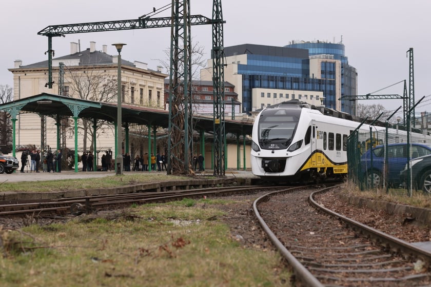 Regularne połączenia kolejowe z dworca Świebodzkiego mają zacząć kursować już w 2026 roku.