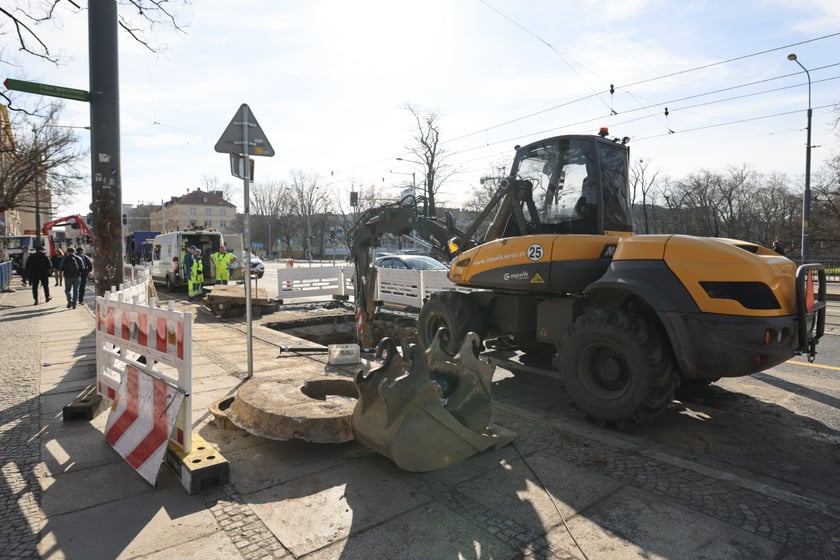 Prace na sieci wodociągowej pod ul. Piotra Skargi