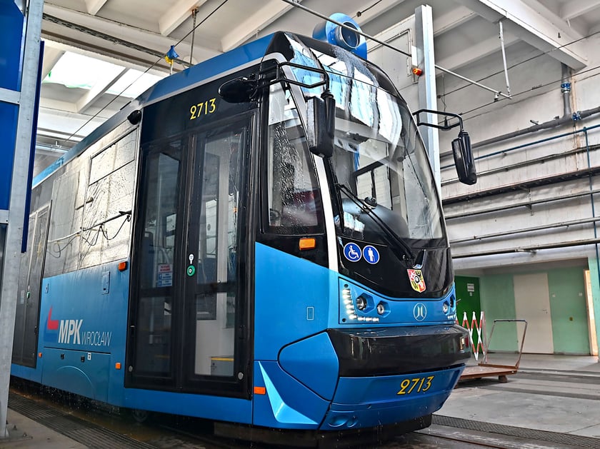Moderus Beta - Protram 205 WrAs po modernizacji - opuszcza myjnię.