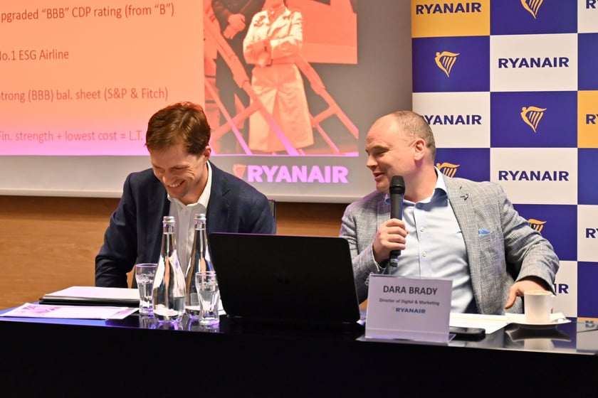Dara Brady, dyrektor Dugital & Marketing Ryanair podczas konferencji prasowej na wrocławskim lotnisku.