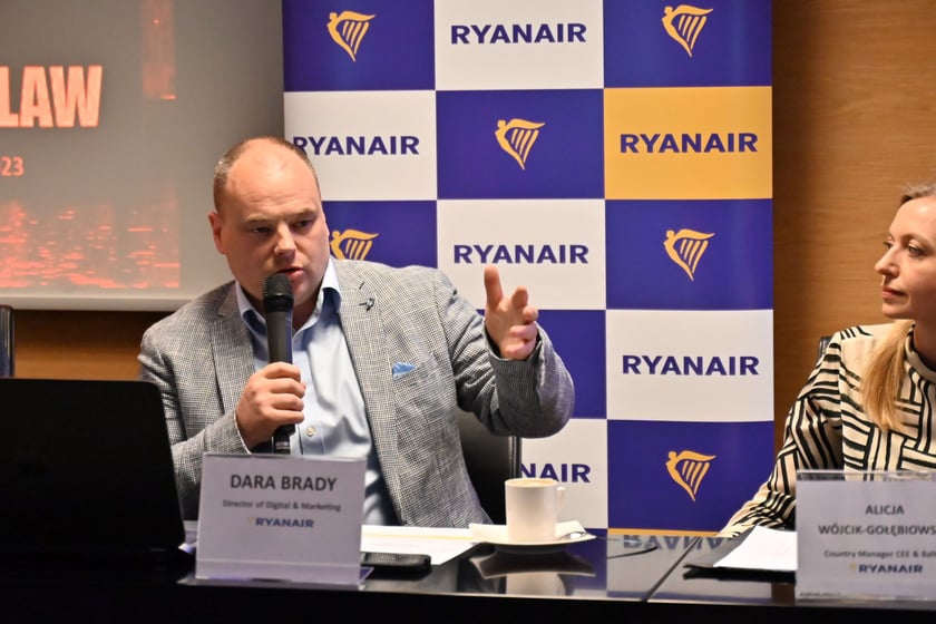 Dara Brady, dyrektor Dugital & Marketing Ryanair podczas konferencji prasowej na wrocławskim lotnisku.