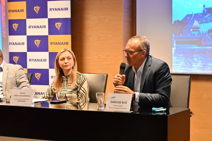 Dariusz Kuś, prezes Portu Lotniczego Wrocław SA podczas konferencji prasowej.