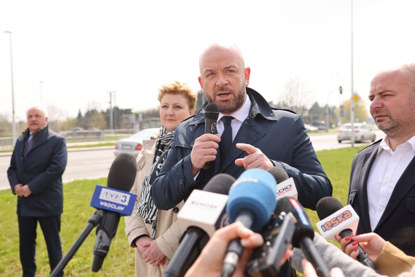 Konferencja prasowa z podpisania umowy na budowę trasy autobusowej na Jagodno.